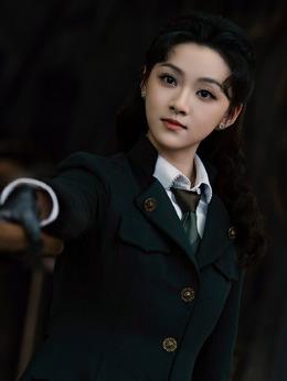 尹新月（王奕婷飾演）
