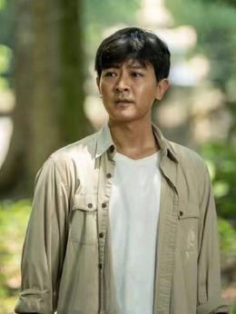 周志遠（張颕康飾演）