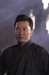 Director Harrison（Michael Chen飾演）